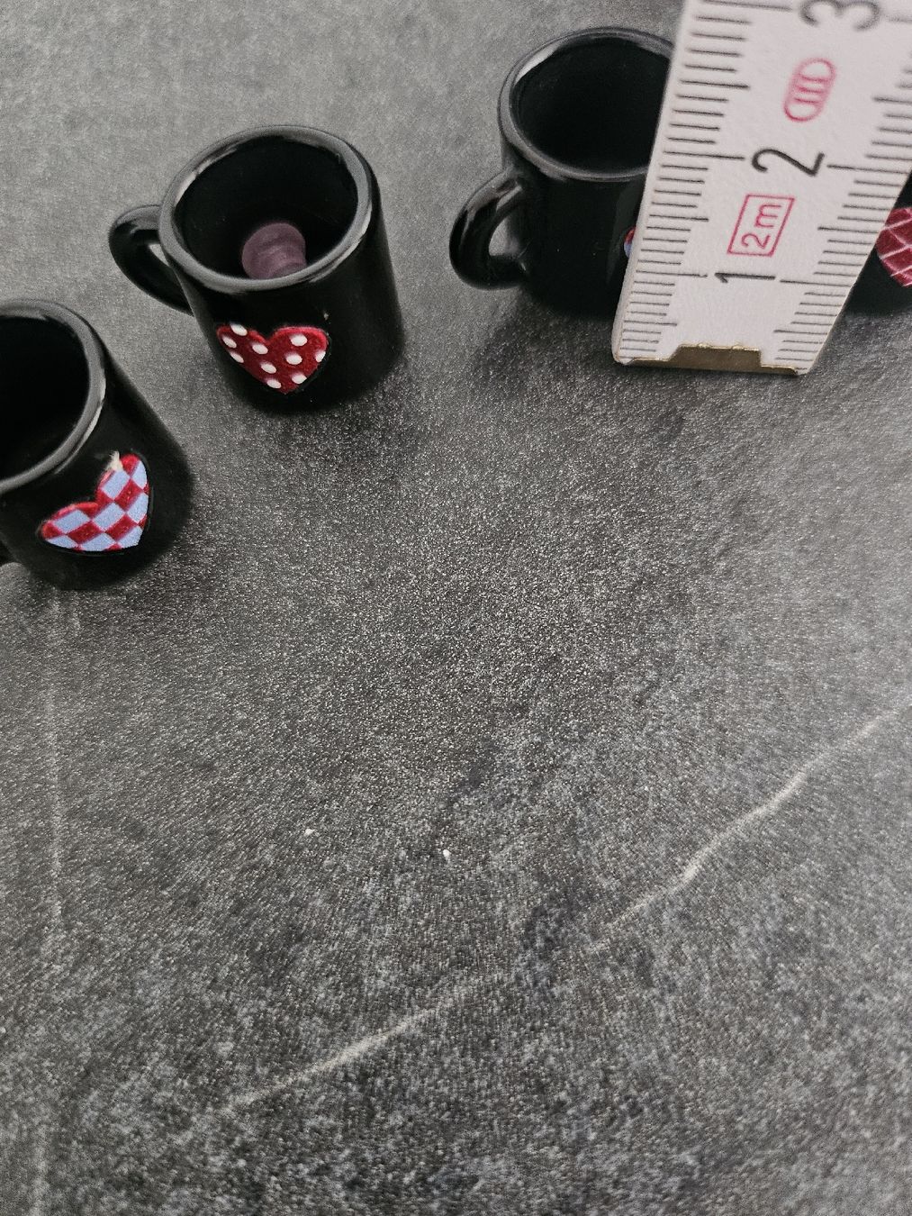Case e mobili per bambole: Mini tasses  noires avec coeurs peints, lot 4 – Nuovo e nell'imballaggio originale da Biel/Bienne venduto da stessy12 1