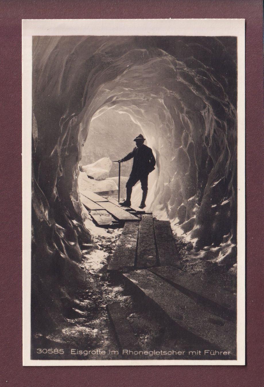Cartes postales: RHONEGLETSCHER - Eisgrotte - Mann – D'occasion à Pully par nicecards