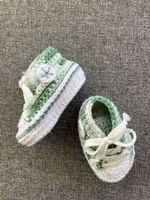 Neu gehäkelte Baby-Converse für warme Füsschen