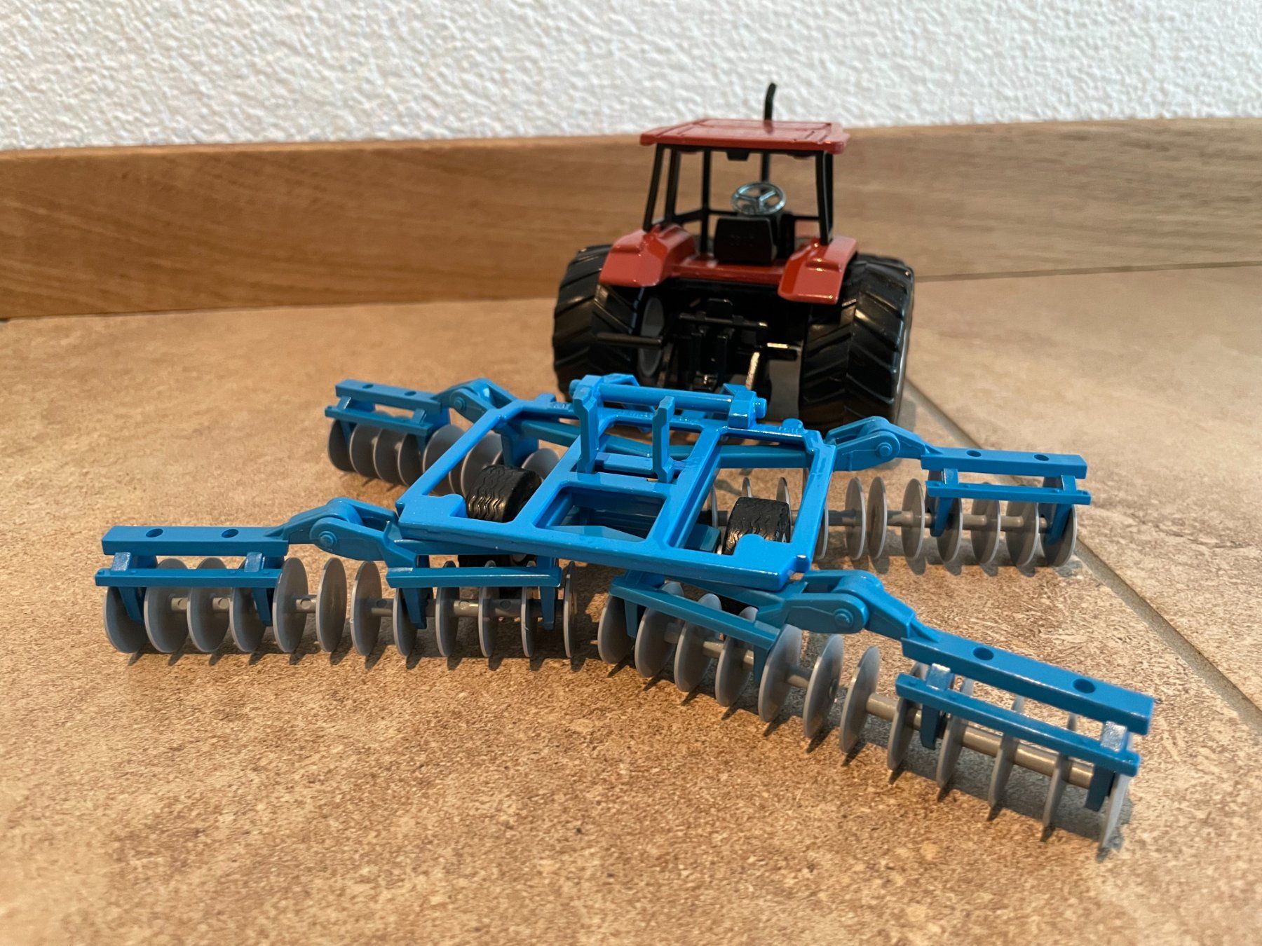 New Holland Trattori: SIKU New Holland L75 mit Scheibenegge – Nuovo e nell'imballaggio originale da Kreuzlingen venduto da Stefan1150 3