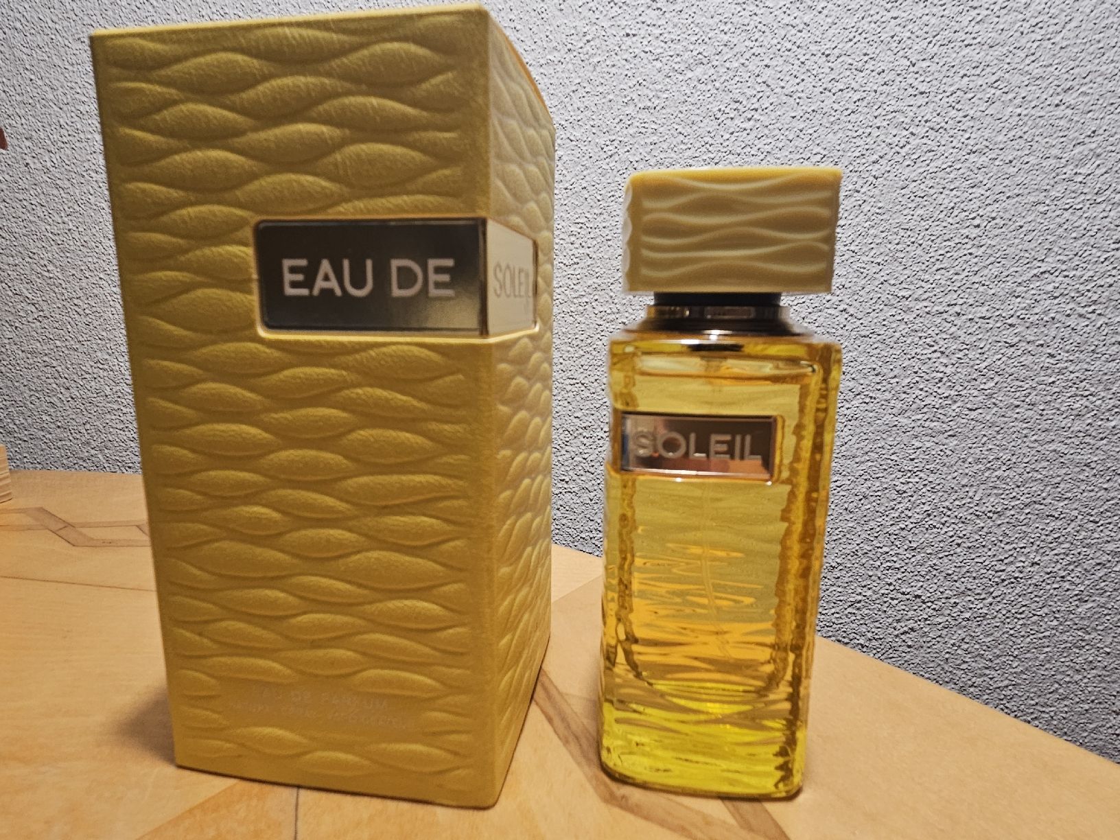 Profumi & Eau de Toilette: Fragrance World eau de soleil 100 Ml – Nuovo e nell'imballaggio originale da Sargans venduto da Chicco051