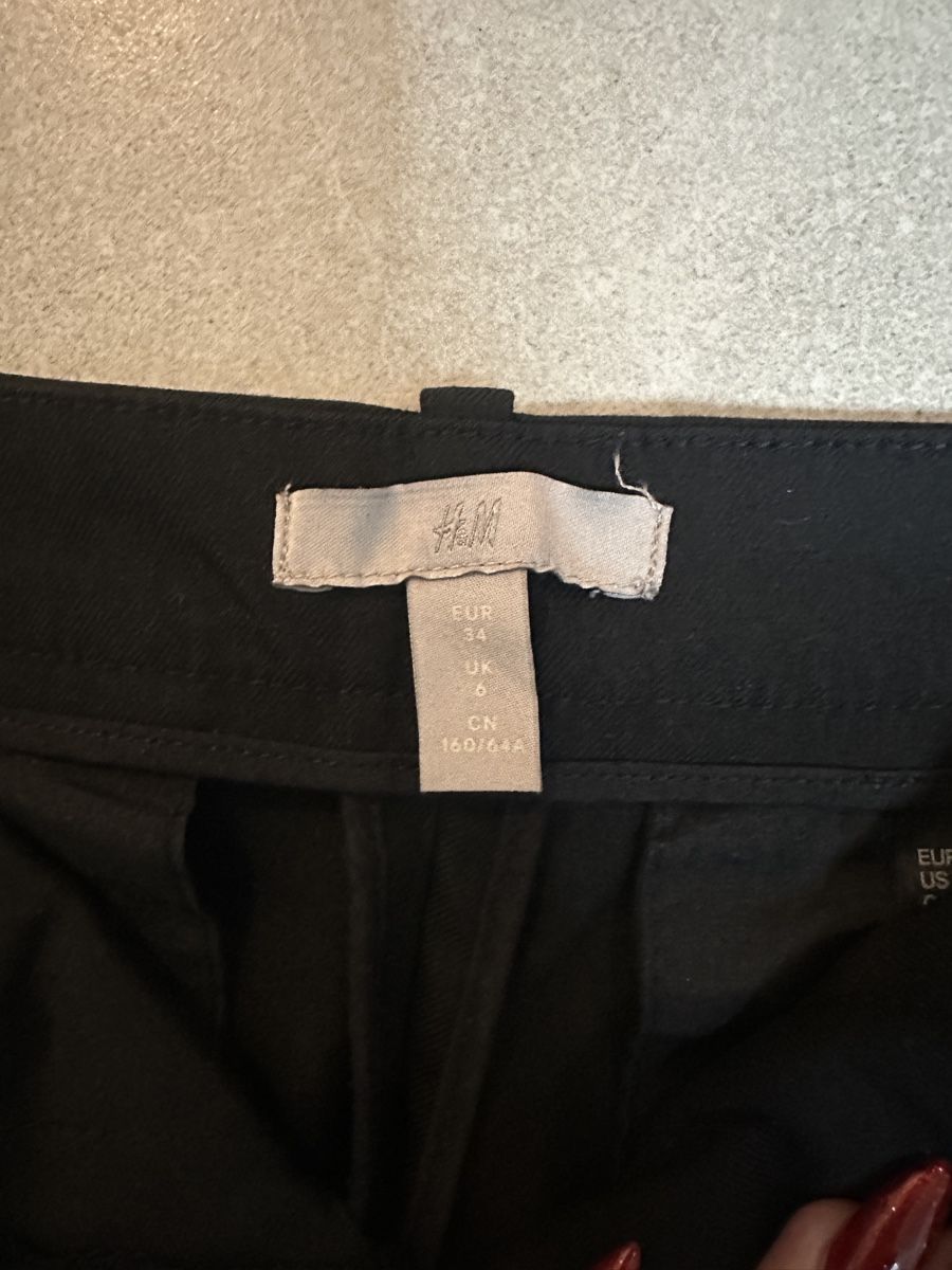 H&M Pantaloni: Schwarzi Stoffhose H&M, Grösse 34, – Nuovo (secondo la descrizione) da Ottenbach venduto da Irinaberther