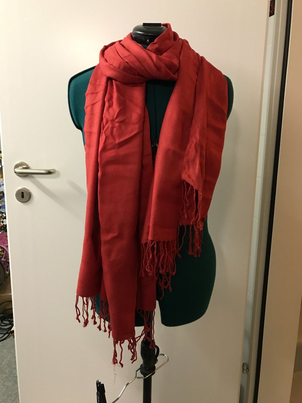 Foulard & Sciarpe: Schicker roter Schal   ca 68 x 200cm – Usato da Guntershausen venduto da Gloominati 2