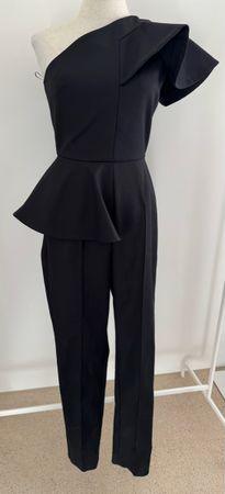 One-Shoulder Jumpsuit mit Rüschen – Schwarz