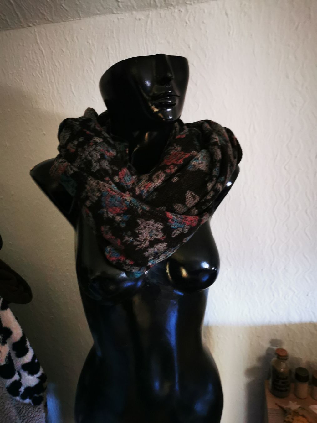 Foulard & Sciarpe: Schöner Winterschal, Blumenmuster, schwarz/bunt – Usato da Balsthal venduto da Leila_Luna 1