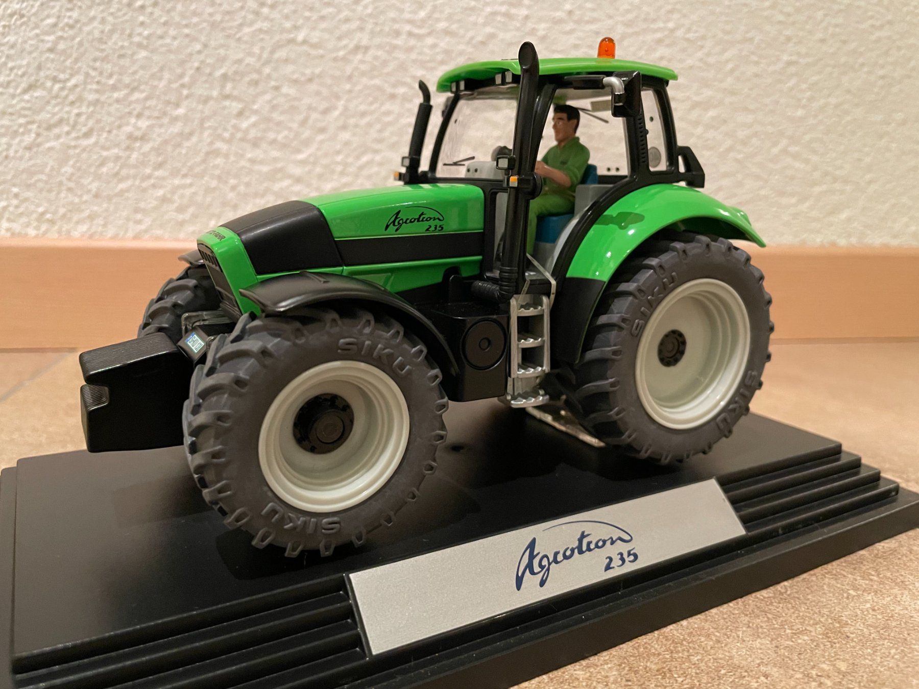 Deutz Trattori: SIKU Deutz Agrotron 235 – Nuovo e nell'imballaggio originale da Kreuzlingen venduto da Stefan1150