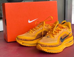 Nike Pegasus Premium LV8, Größe 40, Farbe Gold & Black