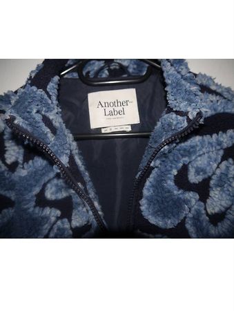 FLAUSCHIGE FLEECE JACKE MIT BLAUEM HERZMUSTER