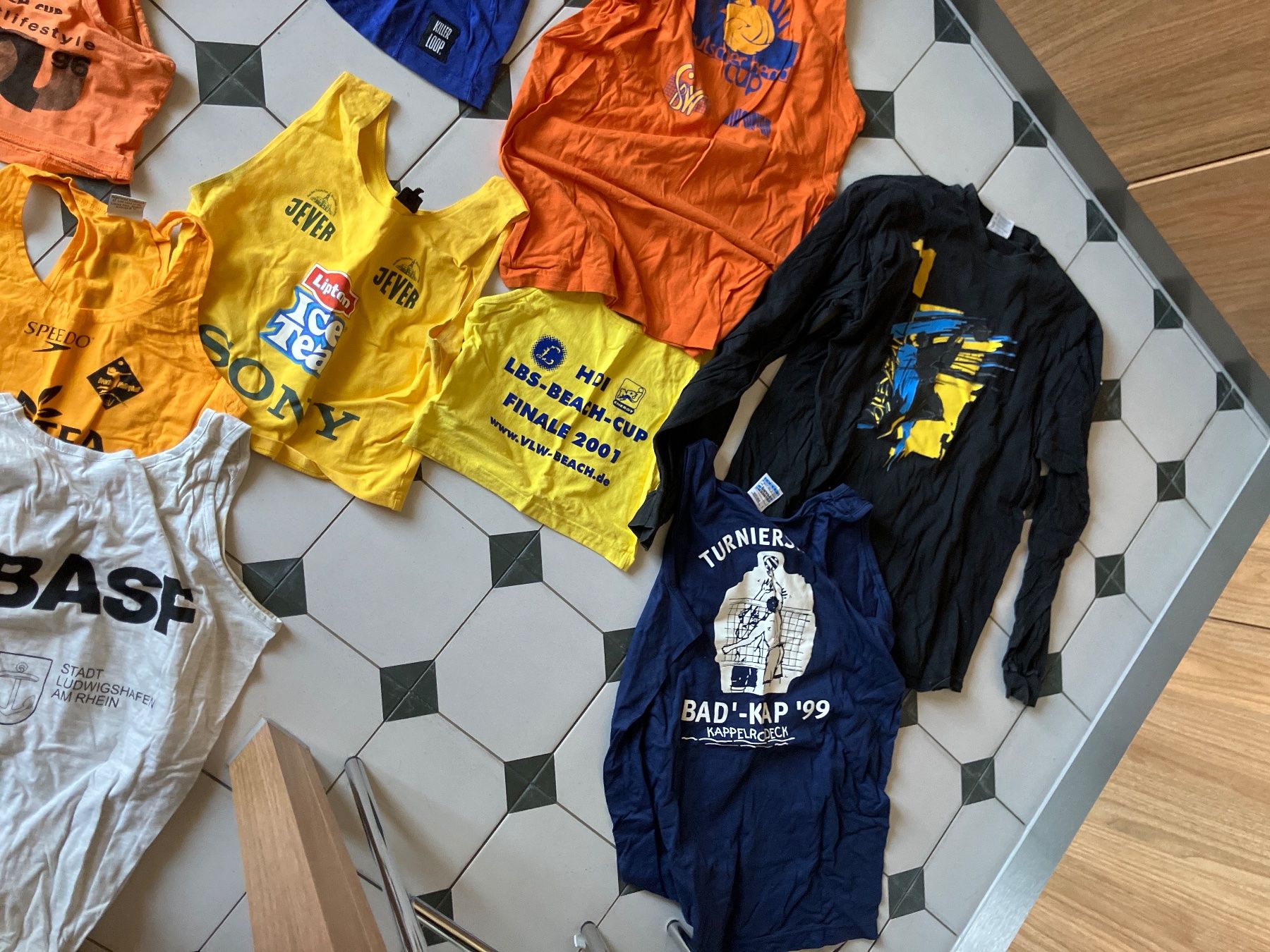 Lots de vêtements: Volleyball Beach Oberteile divers - Retro – D'occasion à Basel par Wiub 2