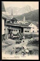 AK Savognino, Ortspartie mit Kirchturm und Gebirge