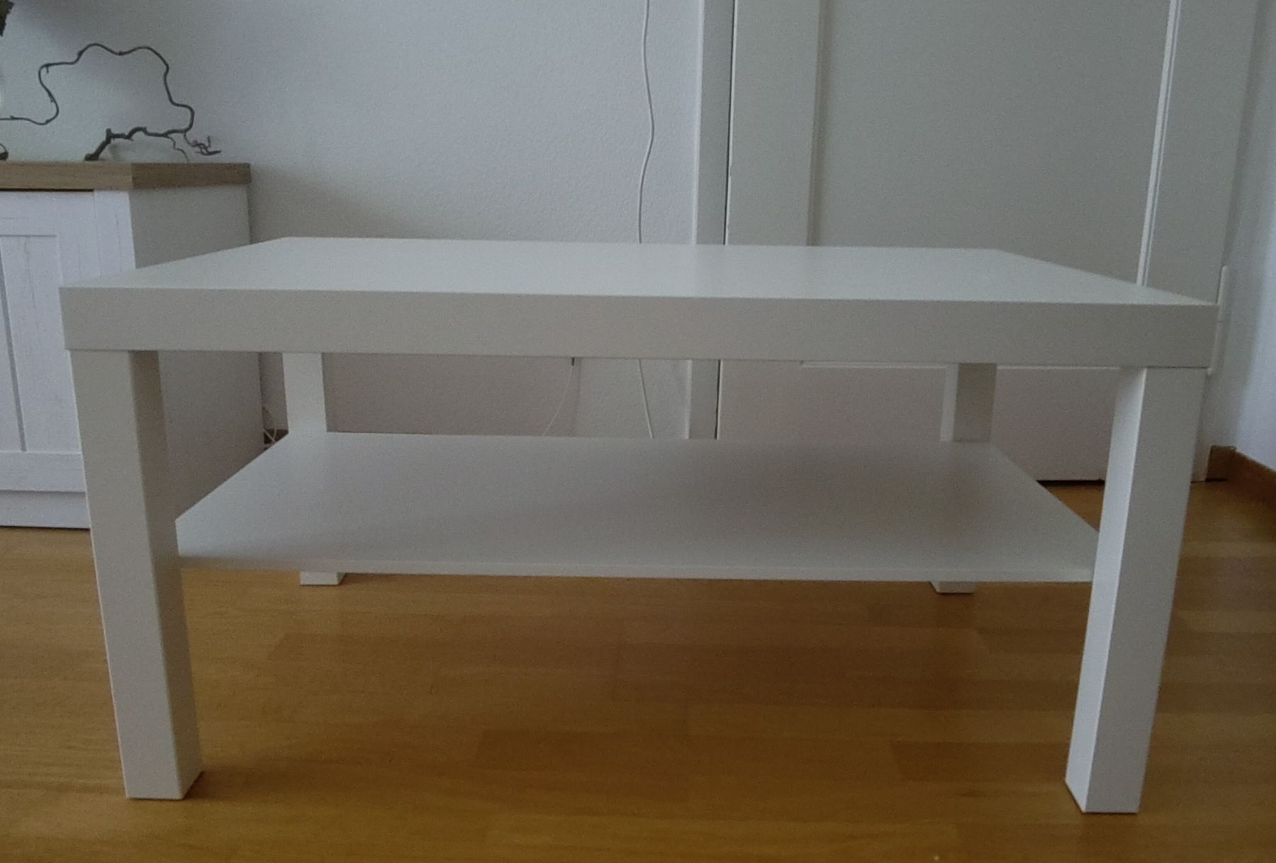 Tables: Weißer Couchtisch mit Ablage – D'occasion à Zürich par ana_h5cq 2