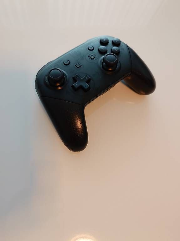 Nintendo Konsolen: Nintendo Switch 1 (v2) avec controller pro – Gebraucht aus Versoix von Kurisusama 3