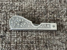 Antikes Handwerkzeug Schneidwerkzeug mit floraler Verzierung