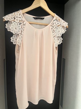 Top avorio satinato con ricamo floreale – S