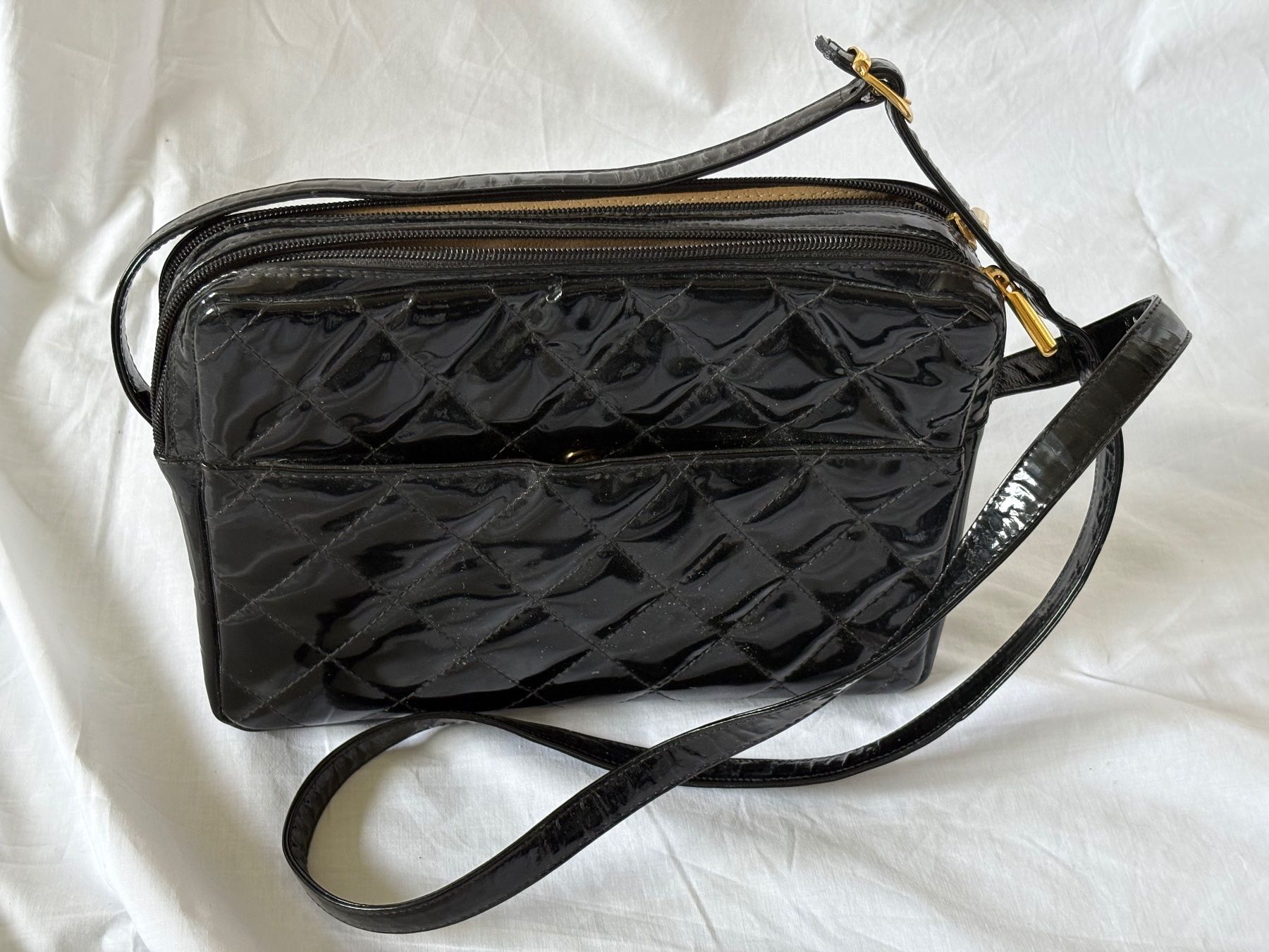 Borse da donna: Schultertasche aus Lack-Kunstleder, schwarz – Nuovo (secondo la descrizione) da Oberrieden venduto da pet_n2c2 1