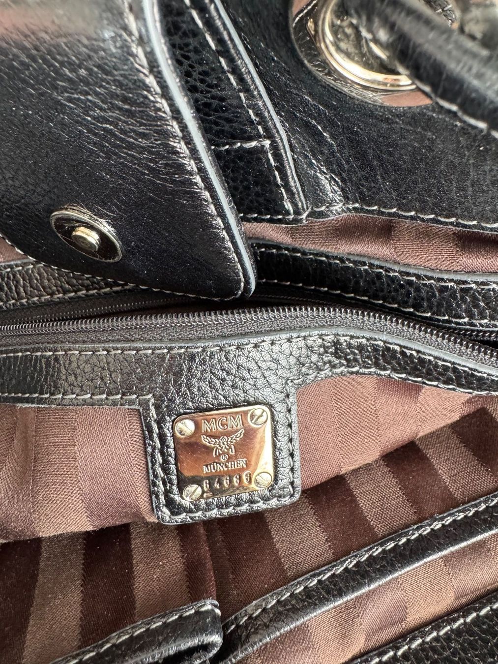Mcm Borse da donna: MCM Beuteltasche Schwarz mit Schulterriemen – Usato da Cham venduto da Maya.B. 7