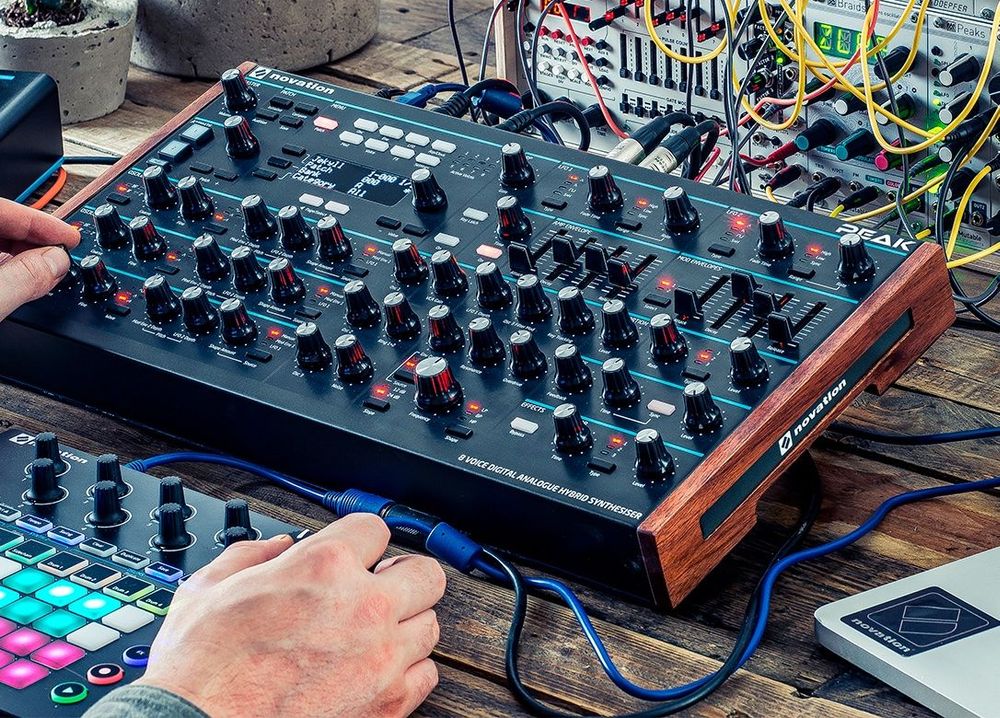 Novation Peak - Synthétiseur Desktop Polyphonique 8 Voix Avec Effets