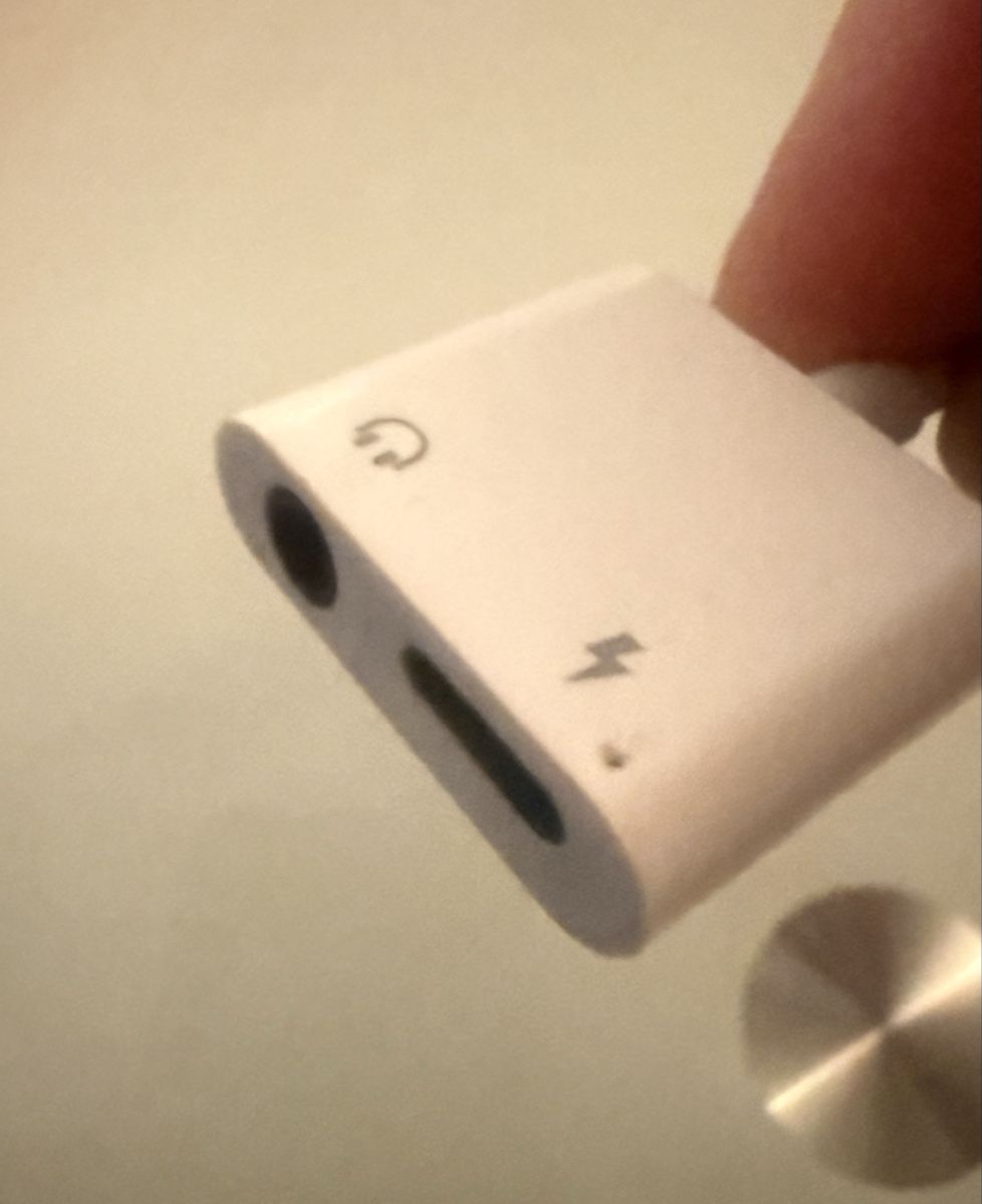 Apple Laufwerke & Adapter: 2in1 Lightning Adapter an Lightning + 3,5 mm Audio Jack – Gebraucht aus Sursee von Betlaze 2