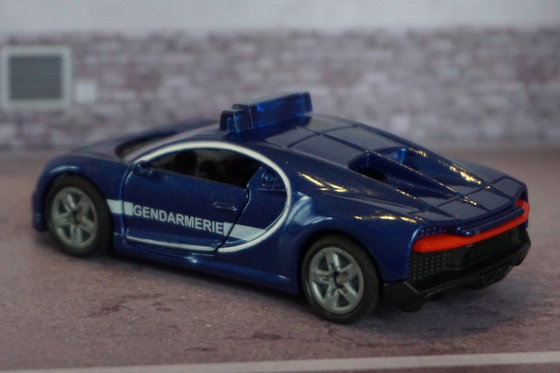 Siku Modellautos: Siku Bugatti Chiron Gandarmerie TOP !!!!!!!! – Gebraucht aus Reiden von Doppeldecker69 1