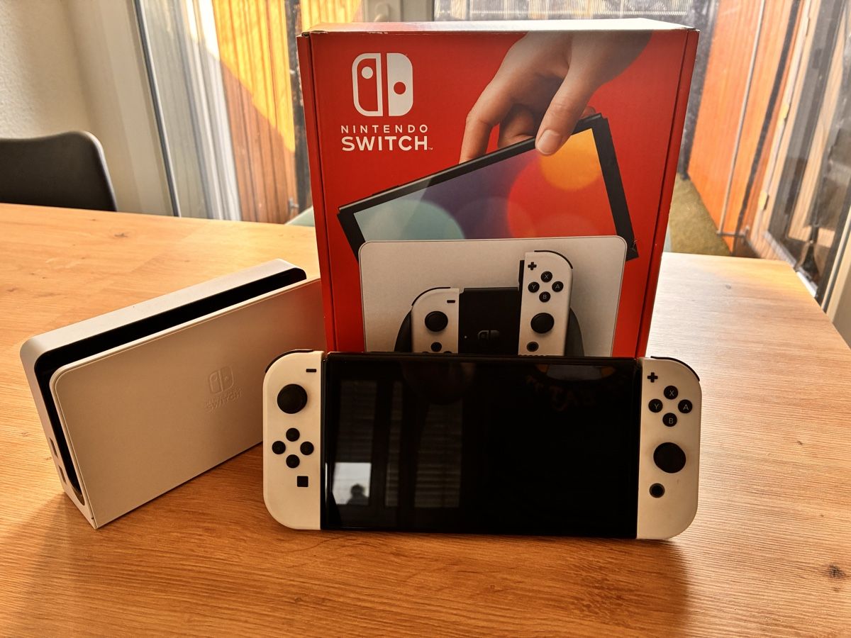 Nintendo Console: Nintendo Switch OLED Weiss Wie Neu – Usato da Möriken AG venduto da mat_qk5v