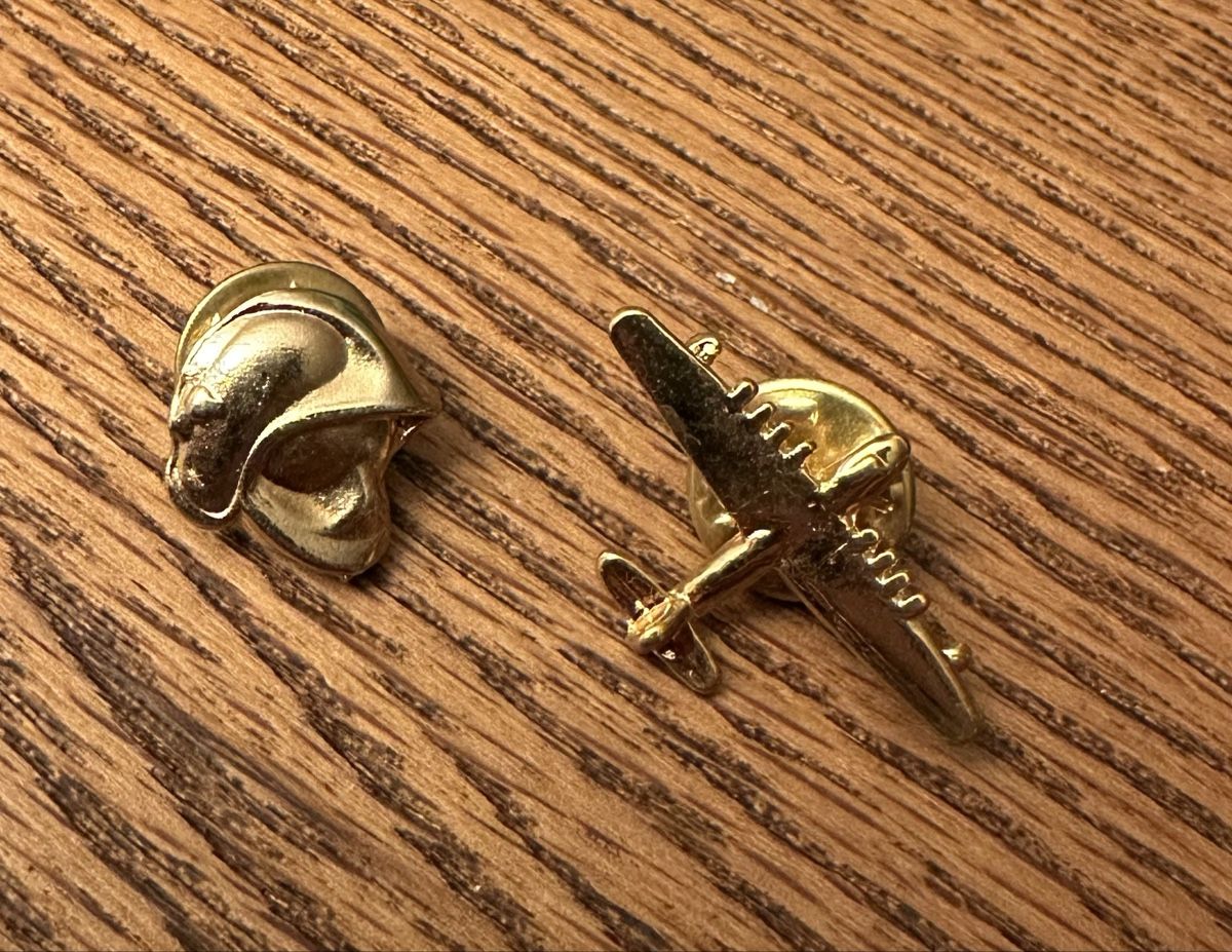 Placchette & Badge: Pin - Flugzeug und Helm – Nuovo (secondo la descrizione) da Liestal venduto da Tschopp77