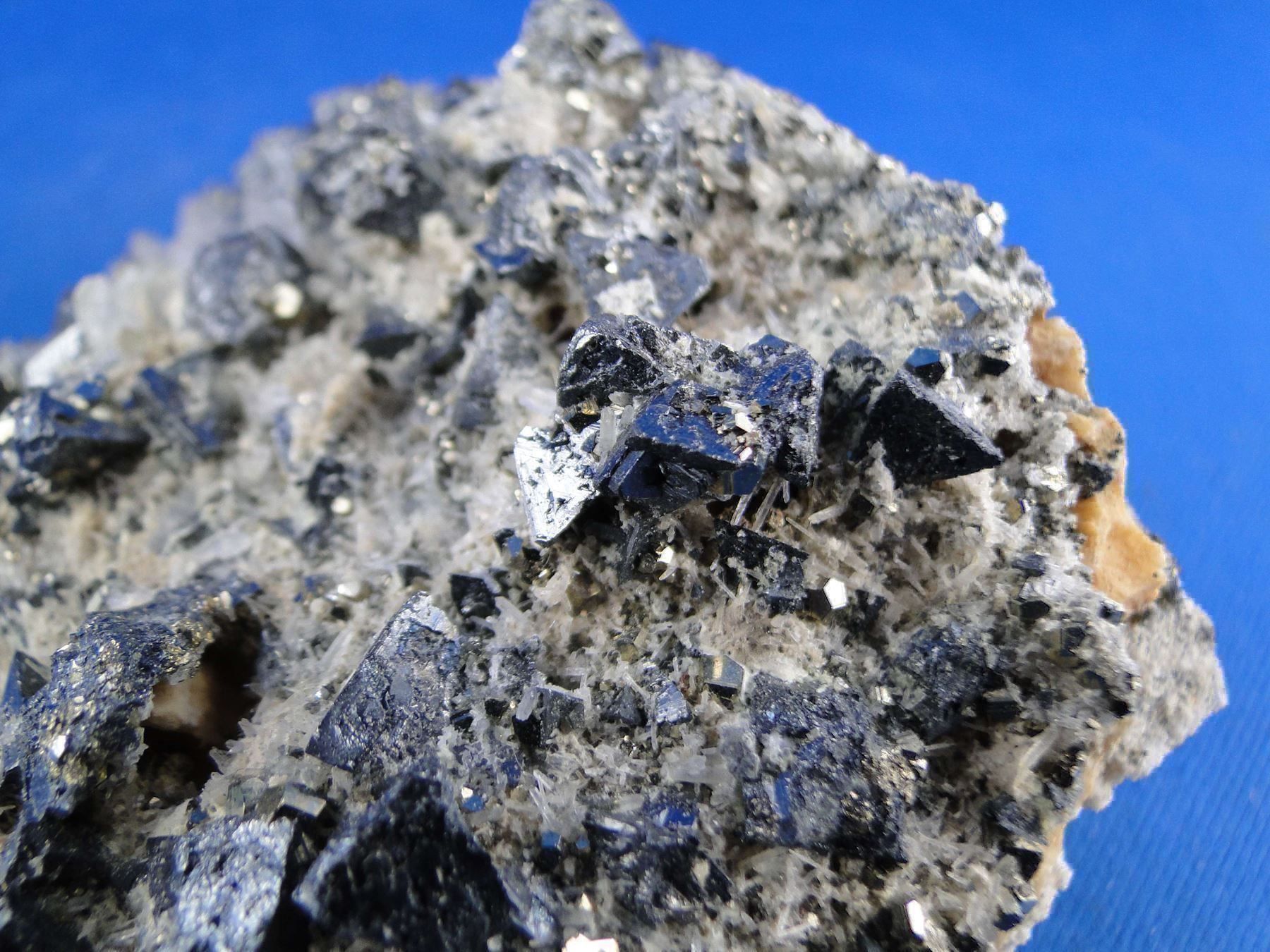 Minerali & Pietre curative: Tetrahedrit mit Pyrit – Usato da Schinznach Bad venduto da Demerald 7