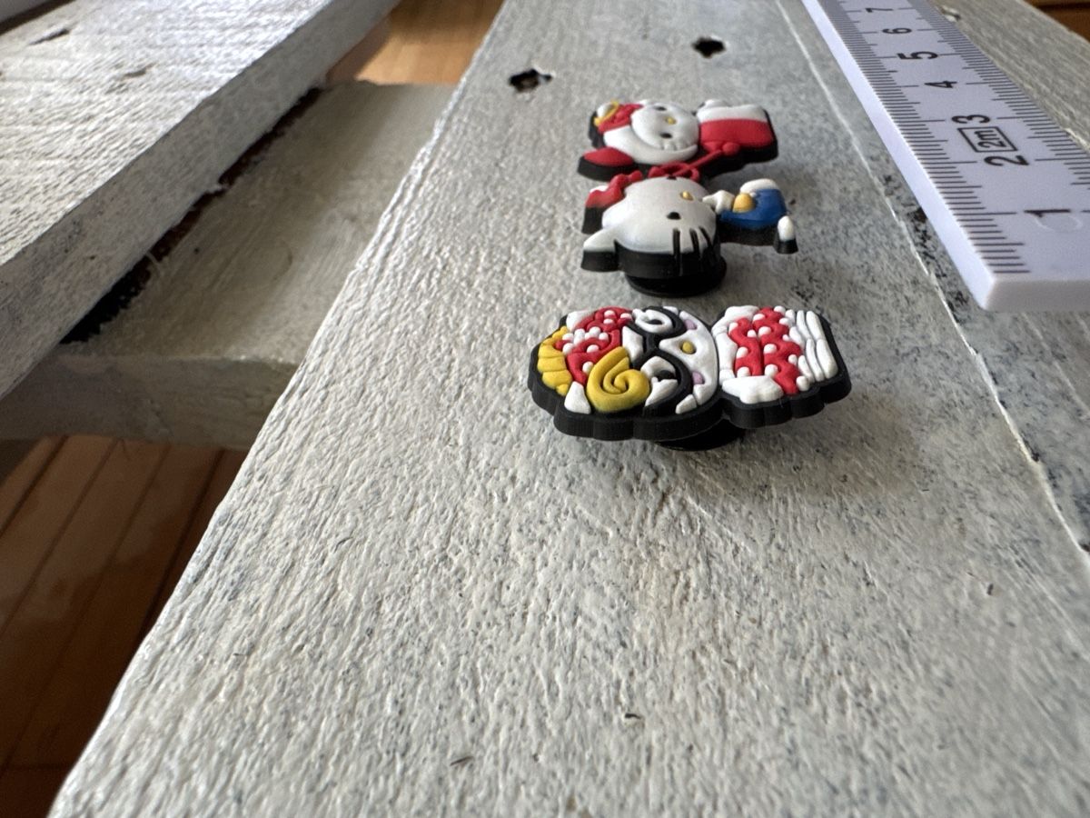 Crocs Scarpe da uomo: Hello Kitty Crocs Jibbitz, 3Stk, Neuwertig, Top! – Nuovo e nell'imballaggio originale da Seuzach venduto da CarmelinaFerraris 1