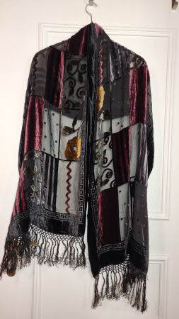Eleganter Samt-Patchwork-Stola mit Fransen