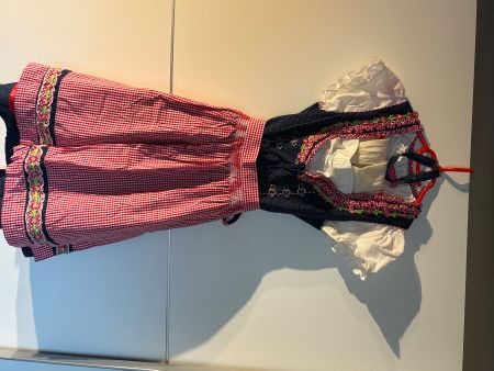 Dirndl, Kurzarmbluse und Trachtenjacke