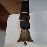 Kleine Glocke mit Lederriemen 