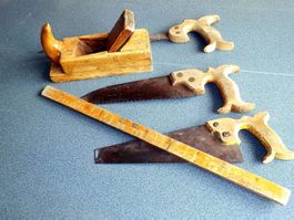 Holzwerkzeuge, Hobel, Fuchsschwanz Sägen, antiker Massstab