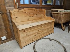 Sitzbank mit Stauraum aus Holz