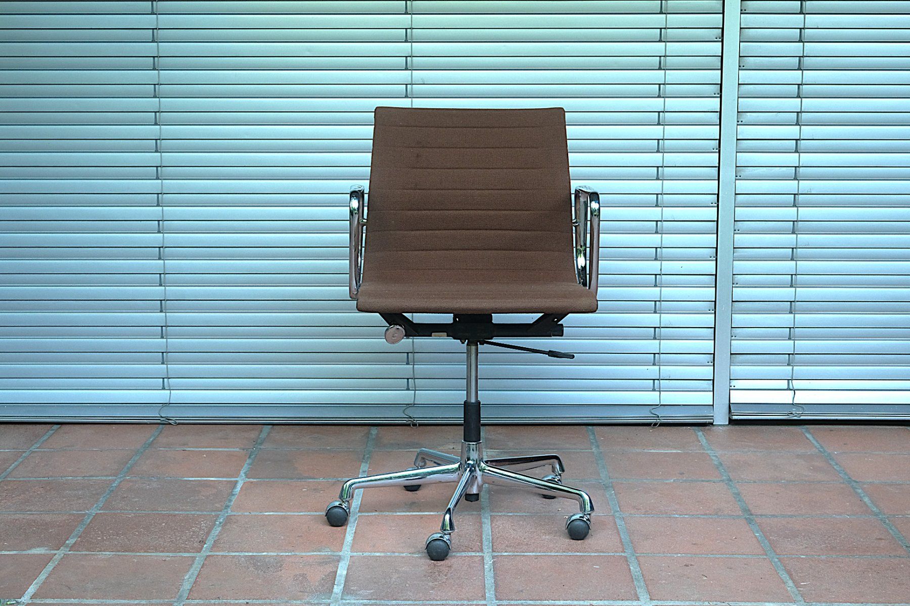 Eames Poltrone: Vitra Eames Aluminium Office Chair EA 117 – Usato da Bern venduto da secondchoice