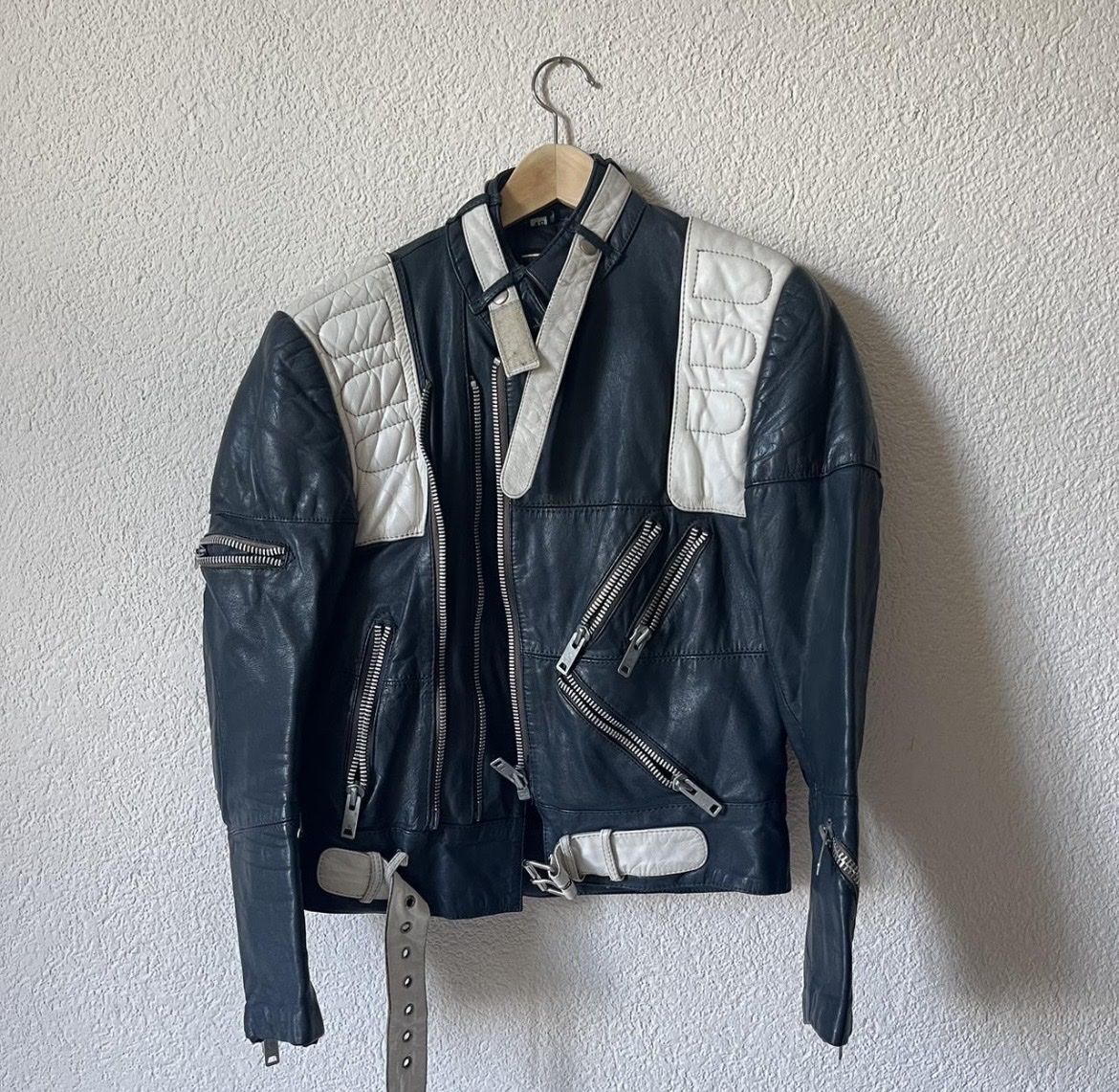 Giacche: Leather Jacket Navy Blue/White Quilted Shoulders Size S – Usato da Zürich venduto da Melina.A 1