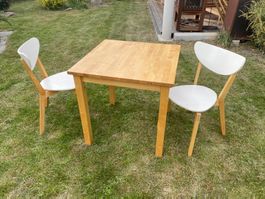 Tisch und 2 Stühle