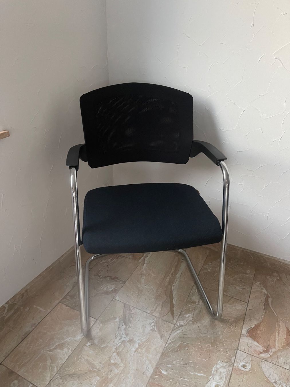 Sitag Stühle: SITAG Freischwingerstuhl mit Armlehnen – Gebraucht aus Dietikon von Nissaa
