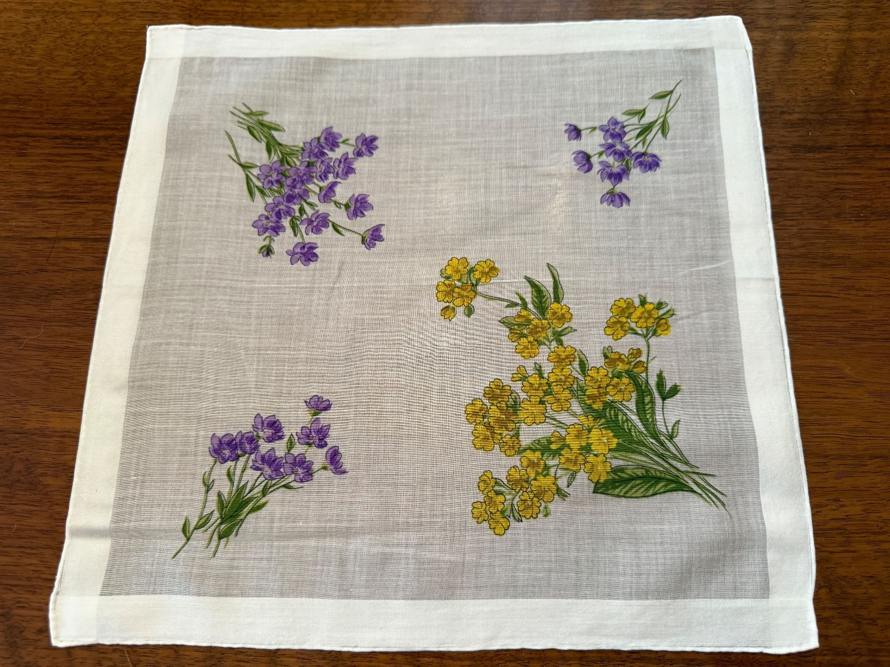 Altro in  Abbigliamento & Accessori: Taschentuch weiss mit Blumenmuster – Usato da Erstfeld venduto da Mario_boe0