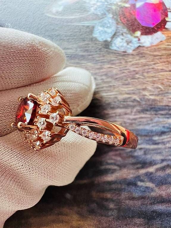 Ringe: Eleganter Ring mit rotem Moissanit. – Neu und originalverpackt aus Thalwil von han_2b8c 2