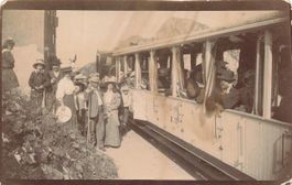 Glion VD Historischer Zug der Glion Rochers de Naye Bahn
