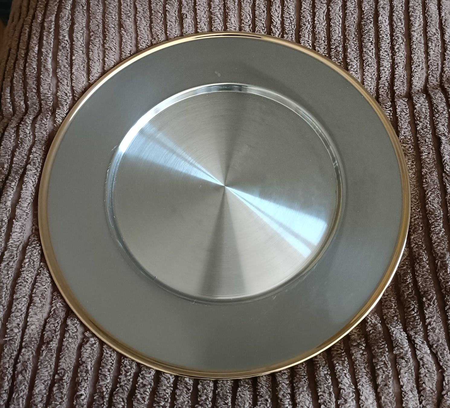 Piatti: Platzteller Inox 18/10 mit Goldrand – Nuovo (secondo la descrizione) da Grenchen venduto da Schlussliecht