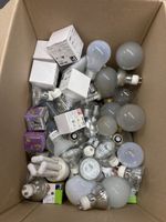 diverse Glühbirnen und Halogenlampen
