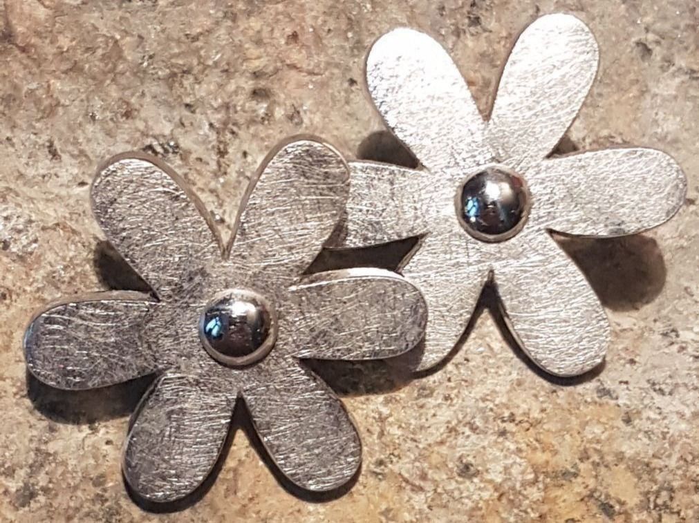 Orecchini pendenti & Orecchini a lobo: Süsse Blumen Ohrstecker aus 18 Karat – Nuovo (secondo la descrizione) da Unterägeri venduto da Altgoldschmuck