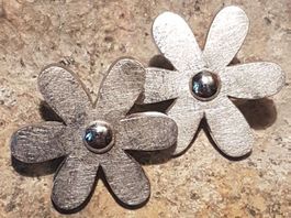 Süsse Blumen Ohrstecker aus 18 Karat