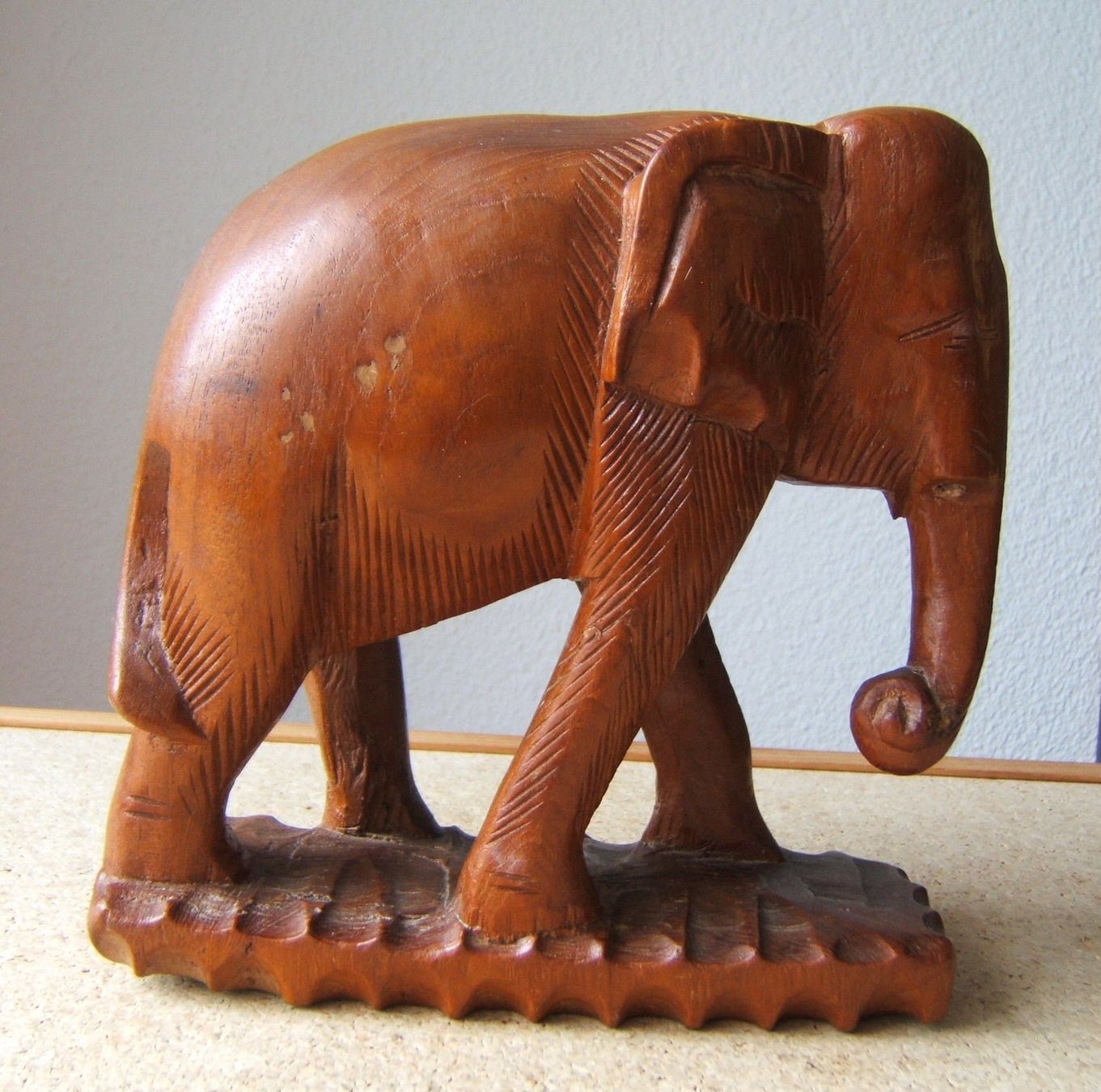 Figuren: ELEFANT AUS HOLZ - GESCHNITZT – Gebraucht aus Brunnen von Nonne04 2