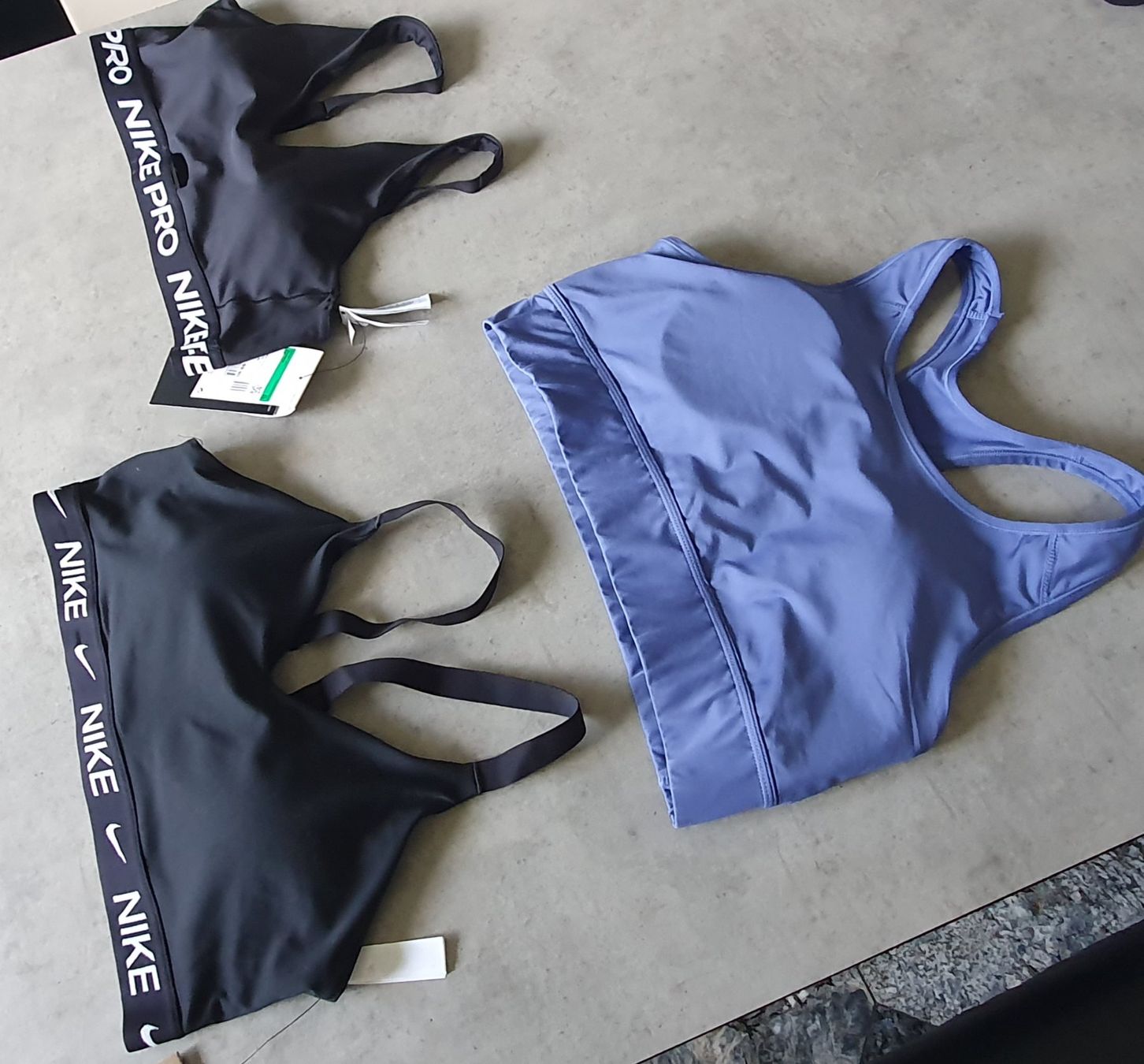 Nike Lotti di vestiti: Sport BH – Nuovo (secondo la descrizione) da Freienstein venduto da Widder11