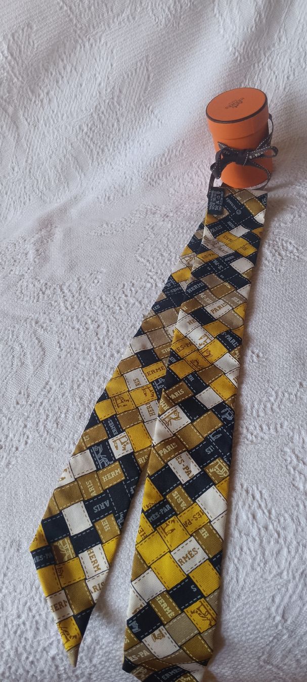 Hermès Foulards, Tücher & Schals: HERMÈS Twilly Neu – Neu (gemäss Beschreibung) aus Maienfeld von Andyr44