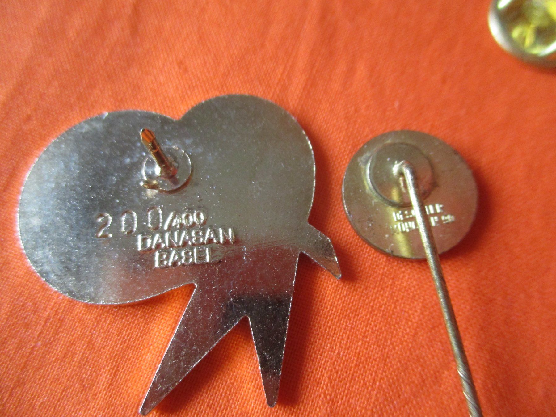 Plaquettes & Badges: 2 Abzeichen Chaine Rotissers – D'occasion à Birsfelden par alles-muss-raus 1