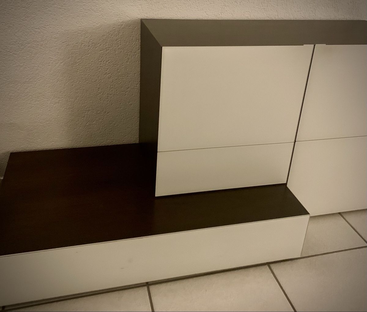 Pfister Cassettiere: Modernes Formart Sideboard, Glas /Nussbaum – Usato da Zollikerberg venduto da Superfischli. 2