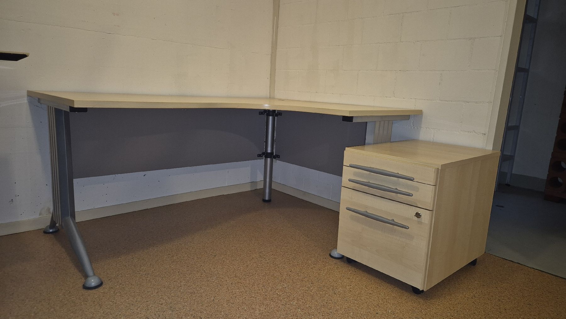 Bureaux: Schreibtisch L-Form – D'occasion à Watt par sarahZH1995 2
