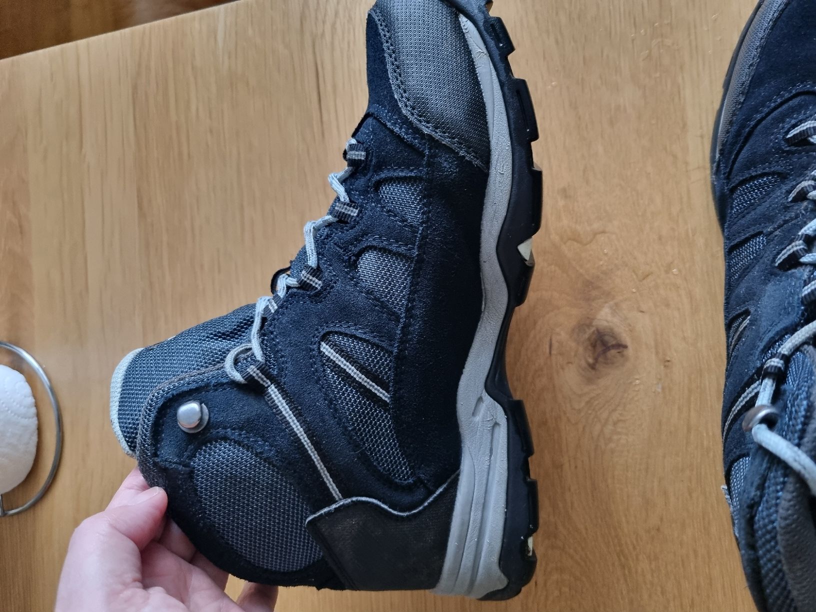 Scarpe da uomo: Wasserdichte Trekkingschuhe  Gr. 41 – Usato da Thun venduto da Vesna27 2